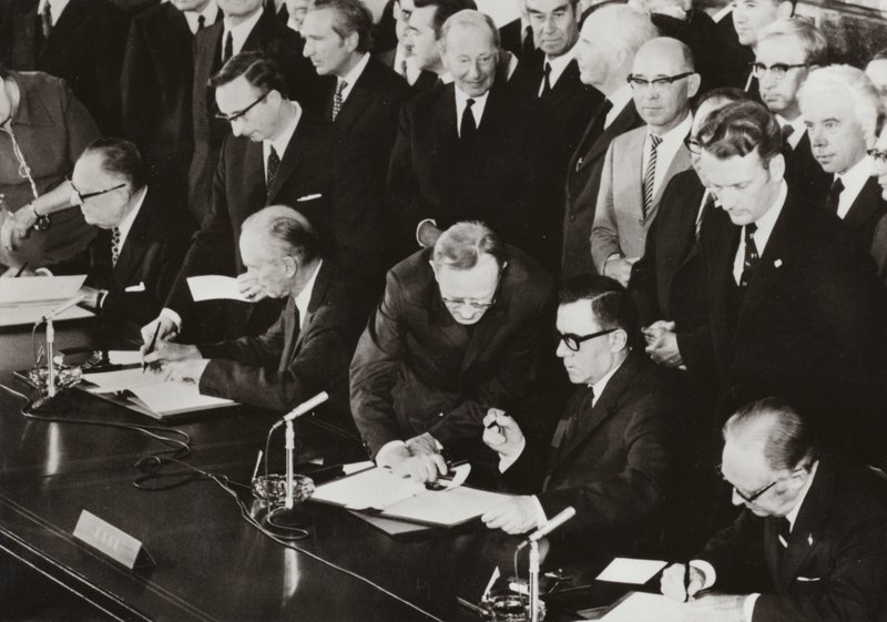 června 1972 podepsali ministři zahraničí čtyř mocností závěrečný protokol ke čtyřstranné dohodě o Západním Berlíně v budově, kterou dříve používala Allied Control Council v americkém sektoru Západního Berlína (č/b foto) od Photographer German