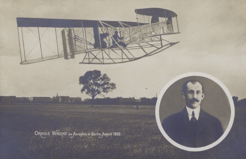 Orville Wright létající se svým letadlem v Berlíně, srpen od Photographer German