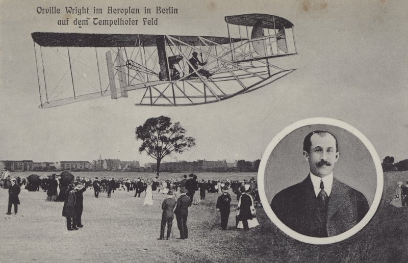 Orville Wright letící se svým letadlem nad letištěm Temelhof v Berlíně (černobílá fotografie) od Photographer German
