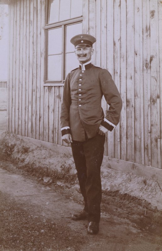 Portrét německého vojáka (čb fotografie) od Photographer German