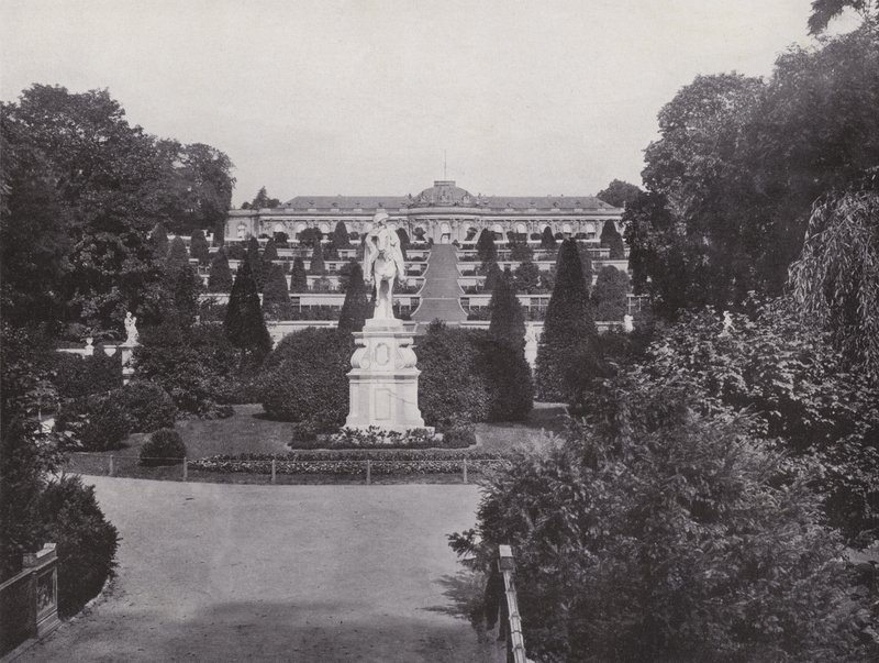 Postupim, pomník Fridricha Velikého a pohled na palác Sanssouci (černobílá fotografie) od Photographer German