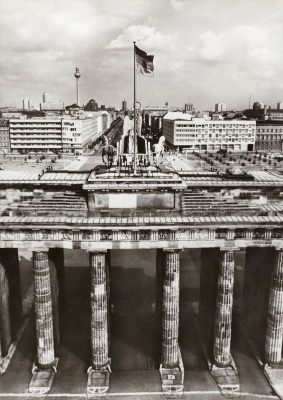 Chráněno bezpečnými hranicemi, výstavba hlavního města NDR pokračuje (č/b foto) od Photographer German