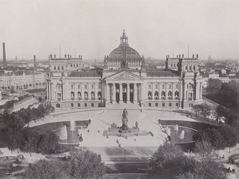 Budova Reichstagu a Bismarckův památník (černobílá fotografie) od Photographer German