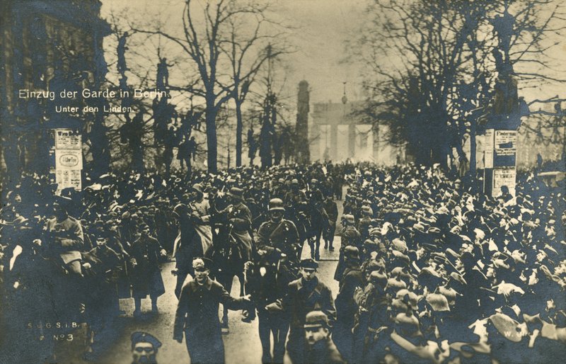 Vracející se němečtí vojáci pochodující na Unter den Linden, Berlín, prosinec 1918 (černobílé foto) od Photographer German