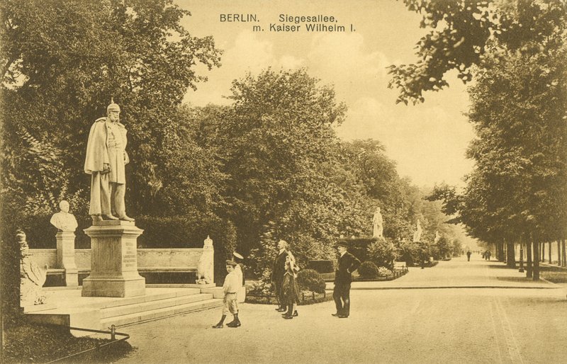 Siegesallee a socha císaře Viléma I., Berlín (č/b foto) od Photographer German