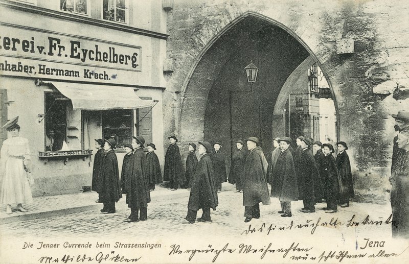Studentský sbor zpívající v ulicích Jeny, Německo (č/b foto) od Photographer German