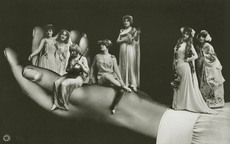 Surrealistická ruka držící různé ženy (černobílá fotografie) od Photographer German