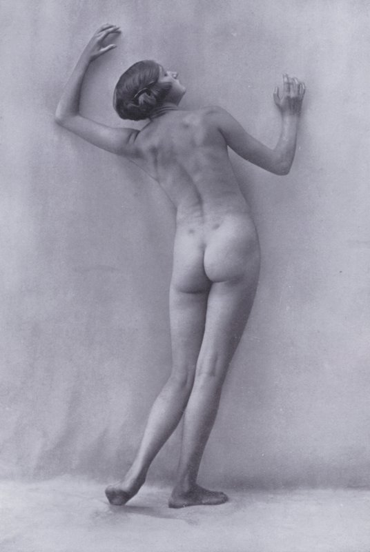 Krásné tělo, tělesná kultura pro ženy (černobílá fotografie) od Photographer German