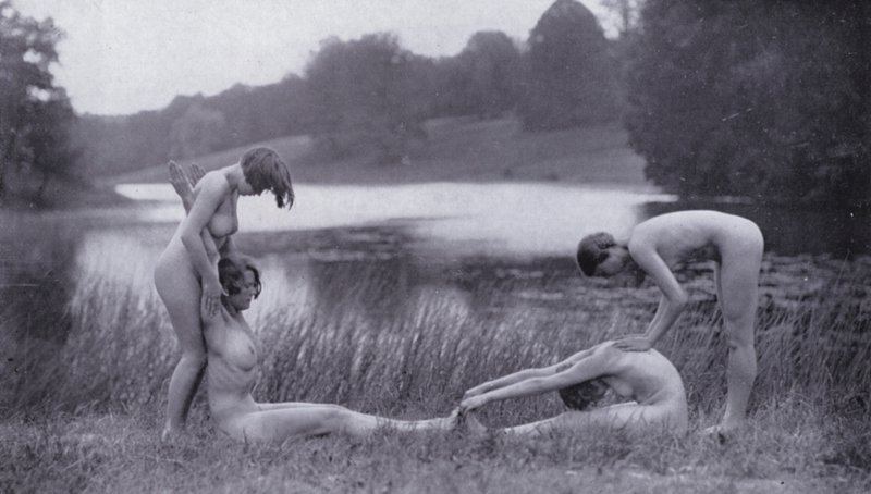 Krásné tělo, tělesná kultura pro ženy (černobílá fotografie) od Photographer German