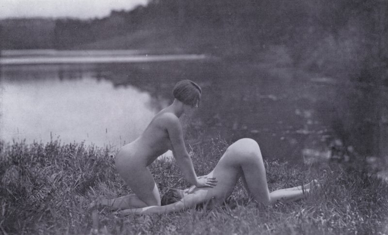 Krásné tělo, tělesná kultura pro ženy (černobílá fotografie) od Photographer German