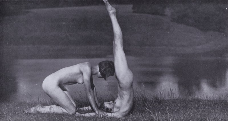 Krásné tělo, tělesná kultura pro ženy (černobílá fotografie) od Photographer German