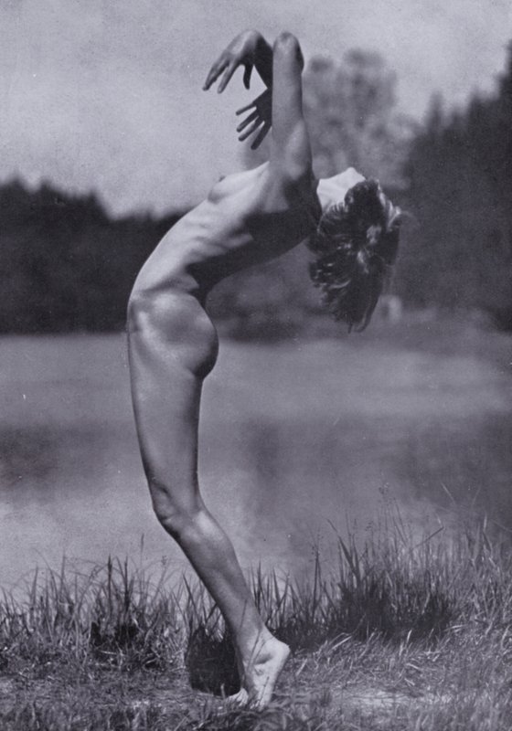 Krásné tělo, tělesná kultura pro ženy (černobílá fotografie) od Photographer German