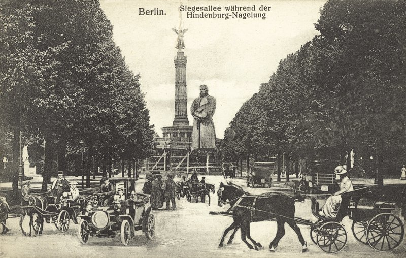 Železný Hindenburg, Berlín (černobílá fotografie) od Photographer German