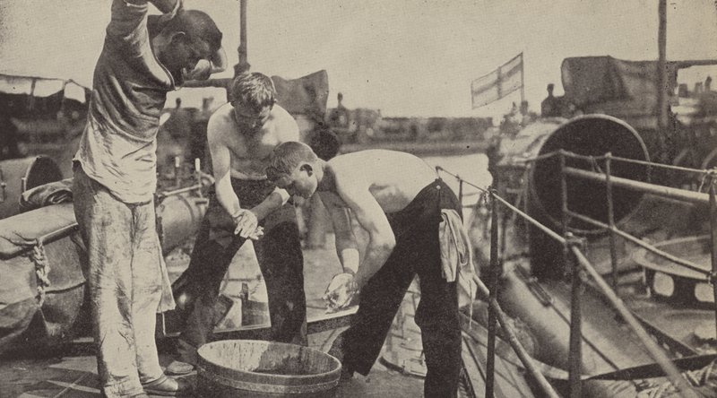 Denní mytí na palubě německého torpédového člunu (černobílé foto) od Photographer German