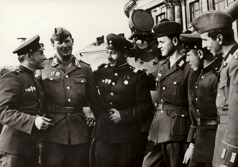 Vojáci Národní lidové armády udržují úzké přátelství s vojáky sovětské armády (č/b foto) od Photographer German