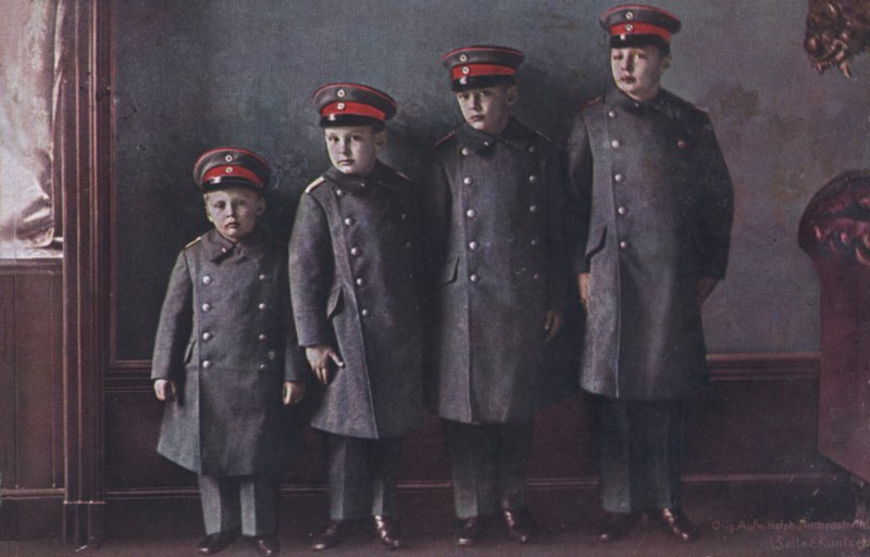 Synové korunního prince Wilhelma z Německa ve vojenské uniformě (foto) od Photographer German