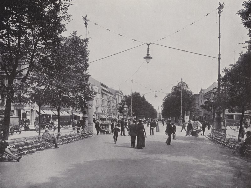 Unter Den Linden, Mittelallee a pohled na pomník Fridricha Velikého (č/b foto) od Photographer German