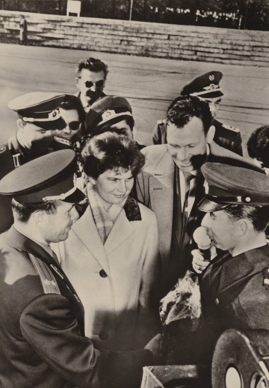 Valentina Těreškovová-Nikolajevová a Jurij Gagarin byli srdečně přivítáni, když 20. října 1963 navštívili pohraniční stráž v Berlíně (černobílé foto) od Photographer German