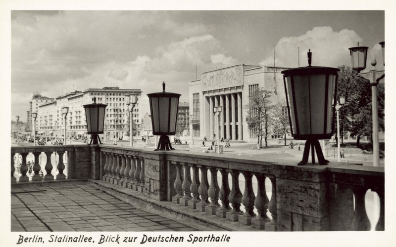 Pohled na Deutsche Sporthalle, Stalinallee, východní Berlín, 50. léta 20. století (černobílá fotografie) od Photographer German