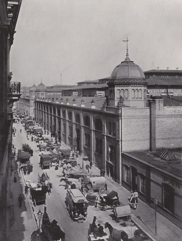 Před centrální tržnicí na náměstí Alexanderplatz (černobílá fotografie) od Photographer German