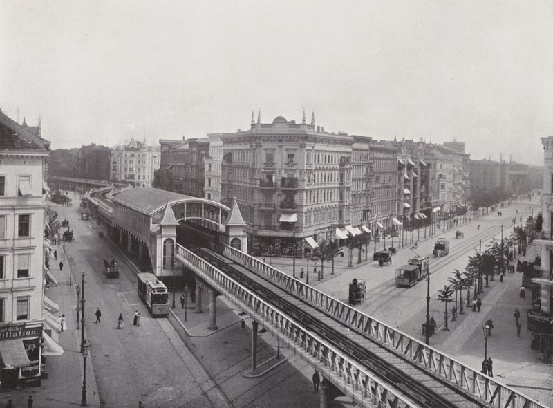 Wiener Strasse s nadzemním nádražím (černobílá fotografie) od Photographer German