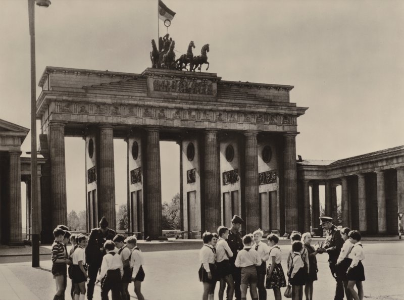 Průkopníci Yong přicházejí k Braniborské bráně, dominantě Berlína, aby viděli své přátele, pohraniční stráž (č/b foto) od Photographer German