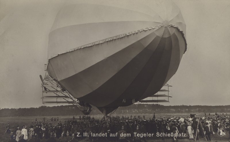 Zeppelin LZ III po přistání na střelnici Tegel, Berlín (černobílá fotografie) od Photographer German