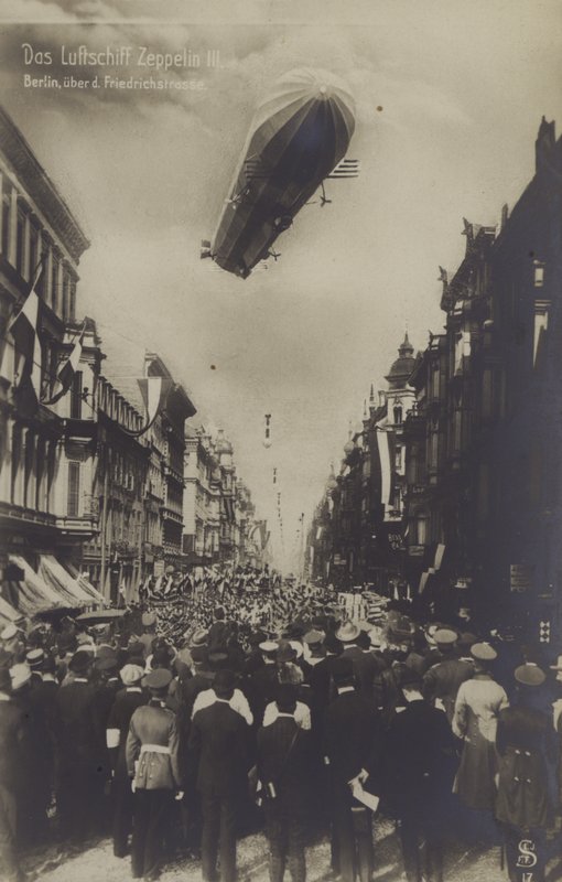 Zeppelin LZ III letící nad Friedrichstrasse v Berlíně (č/b foto) od Photographer German