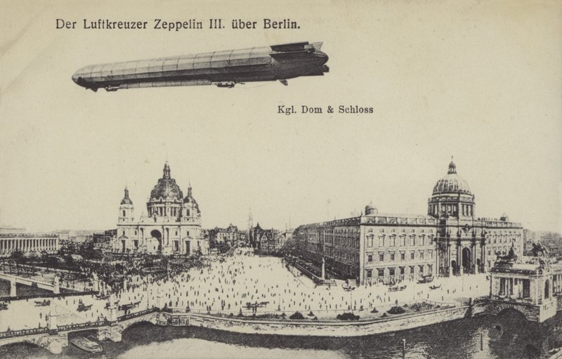 Zeppelin LZ III letící nad Berlínem (černobílá fotografie) od Photographer German