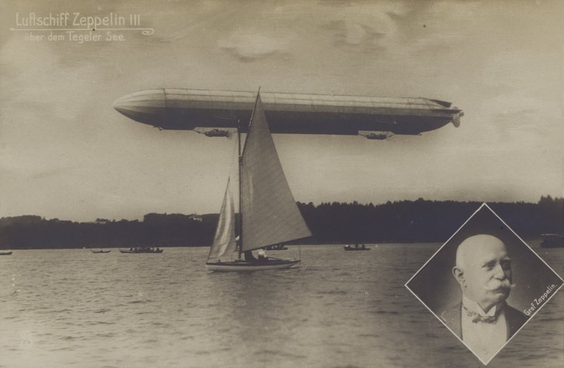 Zeppelin LZ III letící nad jezerem Tegel, Berlín (černobílá fotografie) od Photographer German