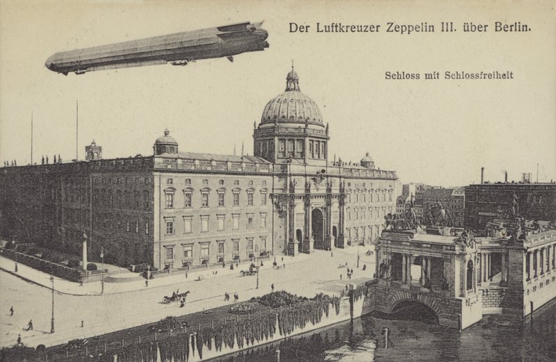 Zeppelin LZ III letící nad městským palácem v Berlíně (č/b foto) od Photographer German