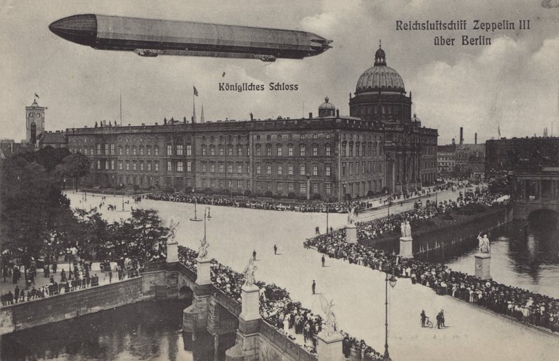 Zeppelin LZ III letící nad městským palácem v Berlíně (černobílá fotografie) od Photographer German