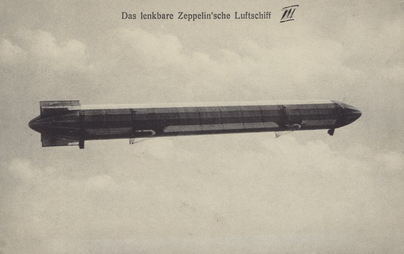 Zeppelin LZ III za letu (černobílá fotografie) od Photographer German