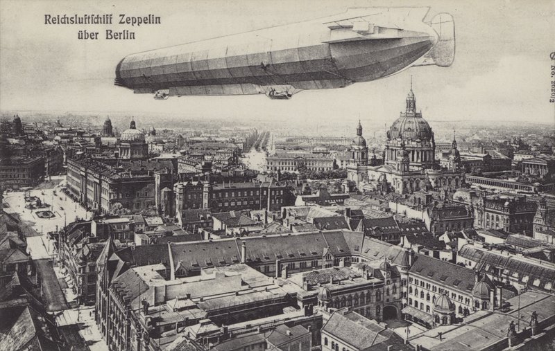 Vzducholoď Zeppelin letící nad Berlínem (černobílá fotografie) od Photographer German