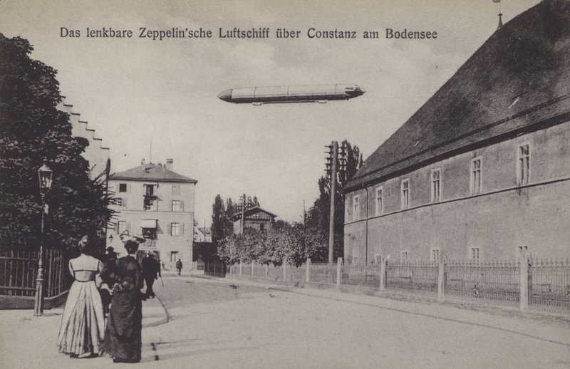 Zeppelin letící nad Konstanz, Německo (č/b foto) od Photographer German
