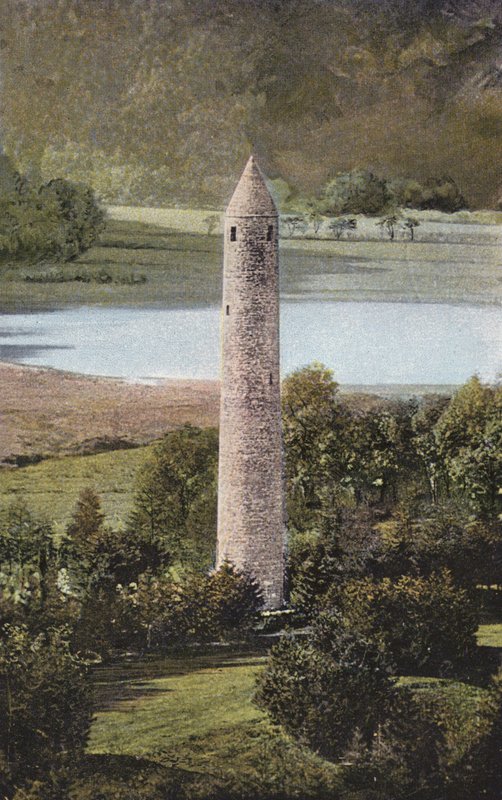 Irsko: Ancient Round Tower, Glendalough, County Wicklow (barevná fotografie) od Photographer Irish
