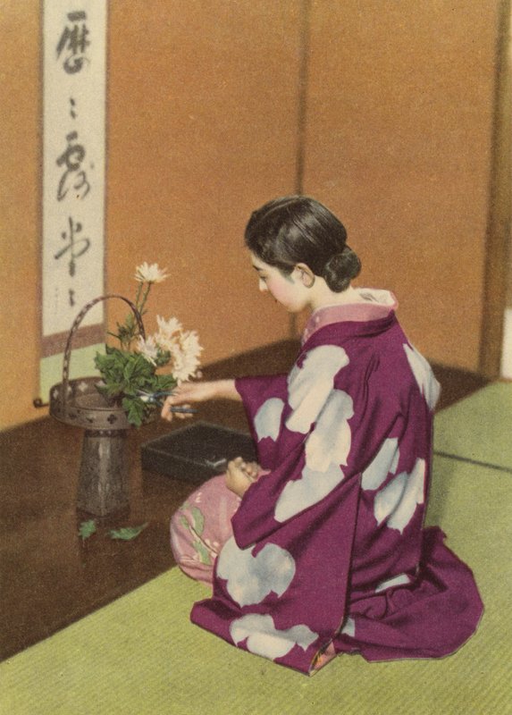 Dívka vytváří květinové aranžmá (barevná fotografie) od Photographer Japanese