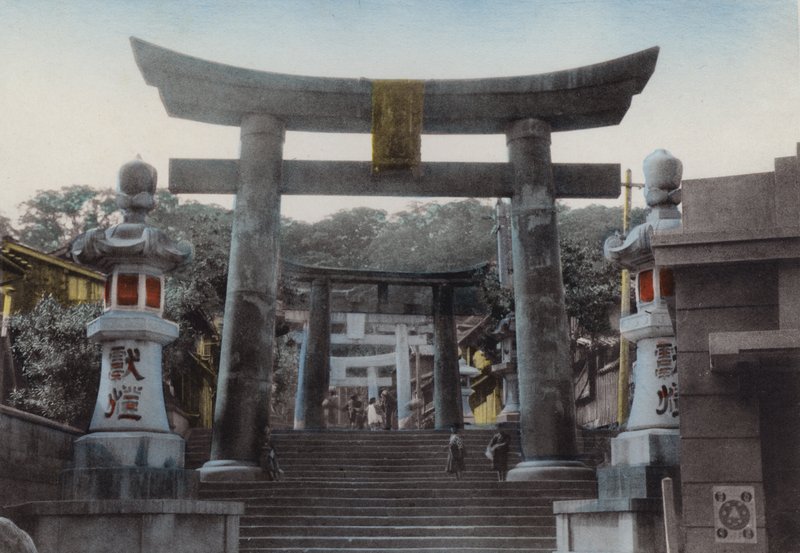 Japonsko, kolem roku 1912: Velká Torii ve svatyni Suwa, Nagasaki (foto) od Photographer Japanese