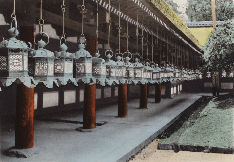 Japonsko, kolem roku 1912: Bronzové lucerny v chrámu Kasuga, Nara (foto) od Photographer Japanese