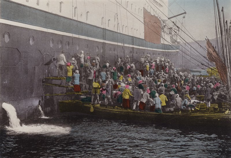Japonsko, kolem roku 1912: Uhlování na lodi v přístavu Nagasaki (foto) od Photographer Japanese