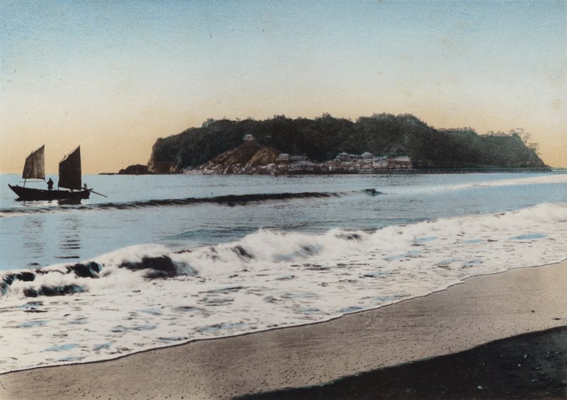 Japonsko, kolem roku 1912: Ostrov Enoshima zobrazený poblíž Kamakura (foto) od Photographer Japanese