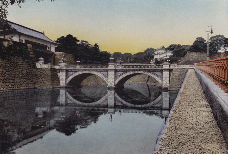 Japonsko, kolem roku 1912: Vchod do císařského paláce, Tokio; Kde stával hrad šógunů v době feudálního systému (foto) od Photographer Japanese