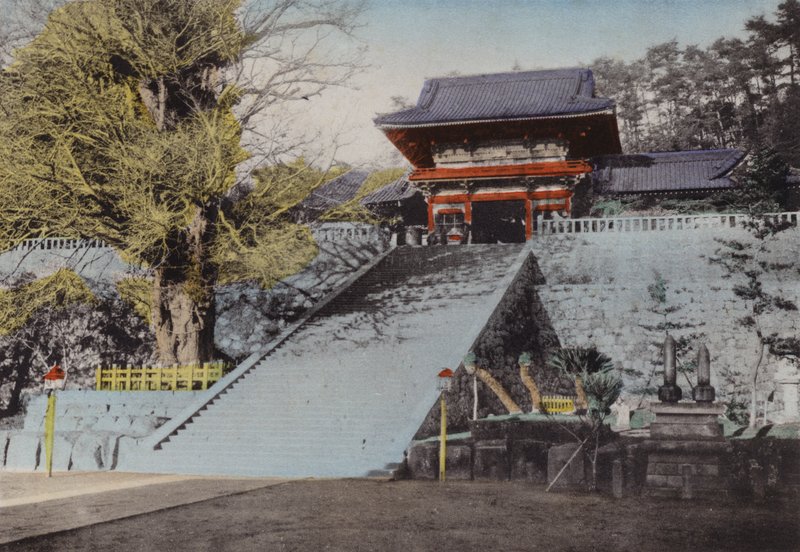 Japonsko, kolem roku 1912: Chrám Hachiman, zasvěcený bohu války založený na konci 12. století, Kamakura (foto) od Photographer Japanese