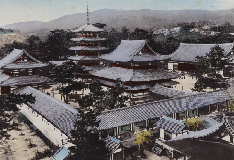 Japonsko, kolem roku 1912: Horyu-ji, nejstarší buddhistický chrám v Japonsku, postavený asi před 1300 lety, Yamato (foto) od Photographer Japanese