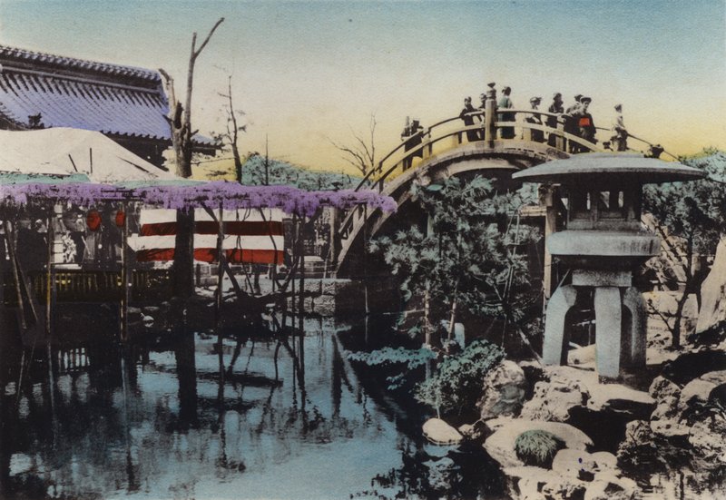 Japonsko, kolem roku 1912: Pozemek v chrámu Kameido známý květem vistárie v květnu a Drum Bridge v zemi (foto) od Photographer Japanese