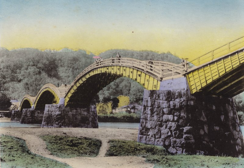 Japonsko, kolem roku 1912: Kintaikyo, rozsvícený „Bridge of Damask Girdle“, známý v Japonsku, provincie Suwo (foto) od Photographer Japanese