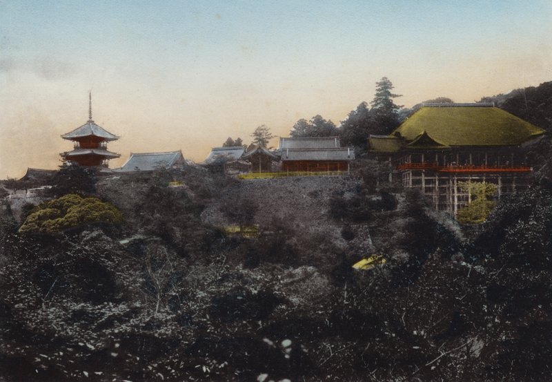 Japonsko, kolem roku 1912: Chrám Kiyomizu je známý svým závěsným jevištěm na okraji propasti a výhledem na město Kjóto (foto) od Photographer Japanese