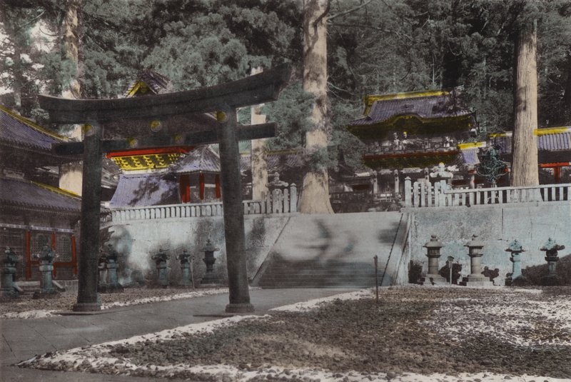 Japonsko, kolem roku 1912: Mauzoleum a jeho půda pro prvního šóguna Iyeyasu z dynastie Tokugawa, téměř 300 let starého Nikka (foto) od Photographer Japanese