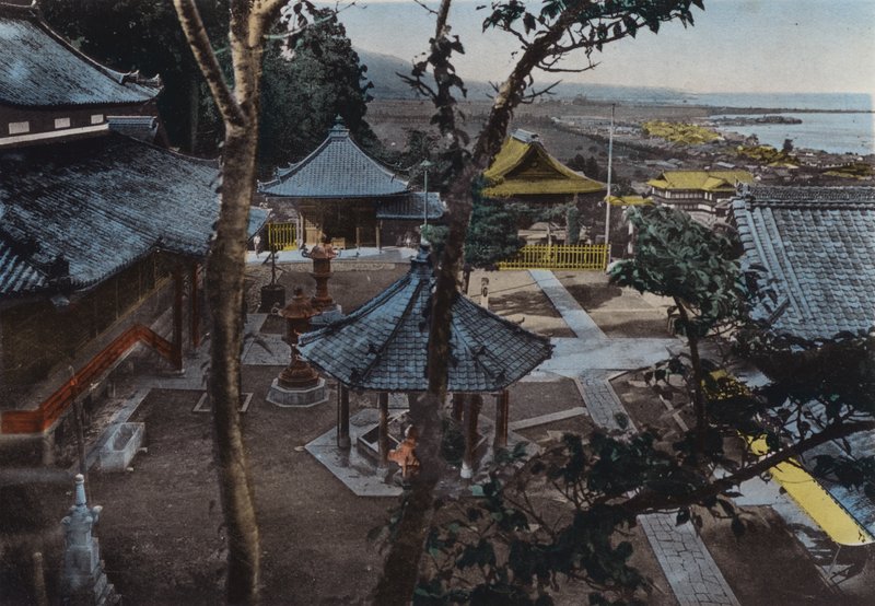 Japonsko, kolem roku 1912: Miidera, jeden z 8 pohledů na Ohmi, poblíž Kjóta (foto) od Photographer Japanese