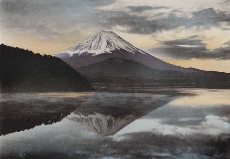 Japonsko, kolem roku 1912: Mount Fuji z jezera Shoji (foto) od Photographer Japanese